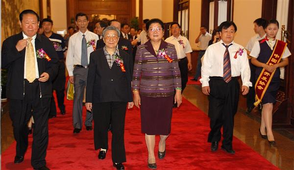 全國政協副主席錢正英（左一）、十五屆中央委員顧秀蓮（左三）、國務院扶貧主任，政協常委胡富國（左一）、北方汽車專修學校曹振峰董事長（右一）在人民大會堂共同出席北方學校七千萬扶貧工程